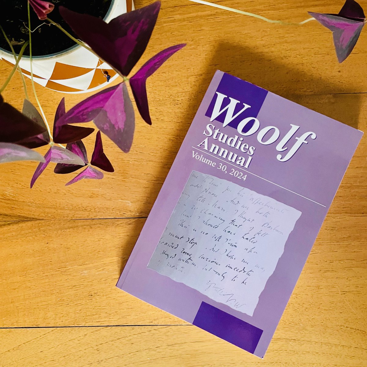 This #ModWrite I am glad the 30th vol of WSA made its way to Lyon &amp; honored it features my essay “(Un)Framing the Madwoman in the River? The Questions of Virginia Woolf’s ‘Madness’ &amp; Suicide in her Feminist Reception” Huge thanks @vwoolf2021 for your  editorial trust &amp; kindness💜