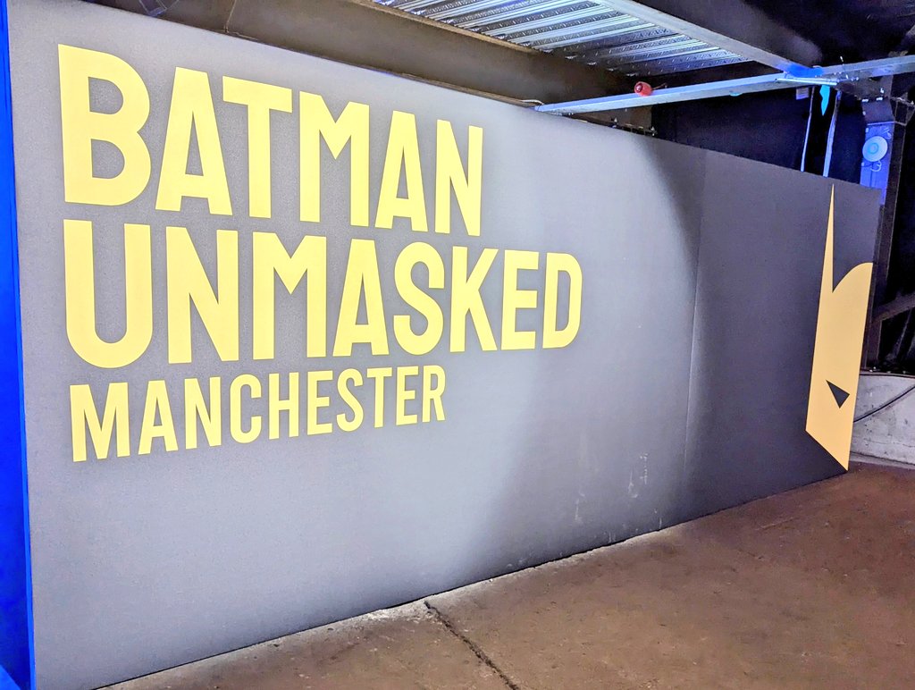 Library_Alison's tweet image. The #BatmanUnmasked exhibition in #Manchester is BRILLIANT!! Original costumes, props and vehicles from the #DCStudios films and immersive rooms. Highly recommend. My favourite - Arnie&apos;s Mr Freeze slippers ❄️🦇
