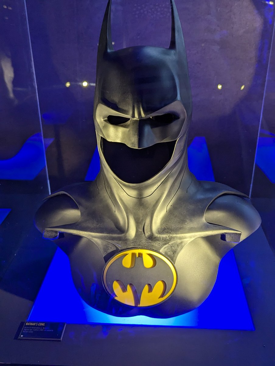 Library_Alison's tweet image. The #BatmanUnmasked exhibition in #Manchester is BRILLIANT!! Original costumes, props and vehicles from the #DCStudios films and immersive rooms. Highly recommend. My favourite - Arnie&apos;s Mr Freeze slippers ❄️🦇