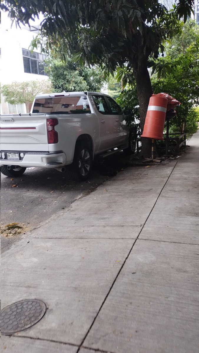 Terry_Montano's tweet photo. @GdlMovilidad buen día podrían apoyar verificando por favor afuera de los domicilios C. Acatempan 2285, 2286 y 2287 Col. Country Club ya que los lugares están apartados con trafitambos y objetos fijos encadenados, no exhiben permiso ni balizamiento especial. https://t.co/9MgToAbngk