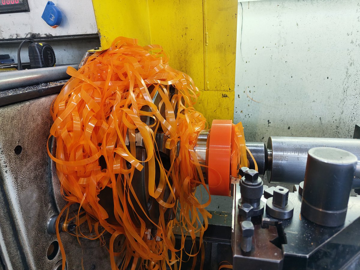 Manu_Roldan's tweet image. Cosas que pasan mecanizando poliuretano 😅 

#bandcaucho #pinacho #tornero