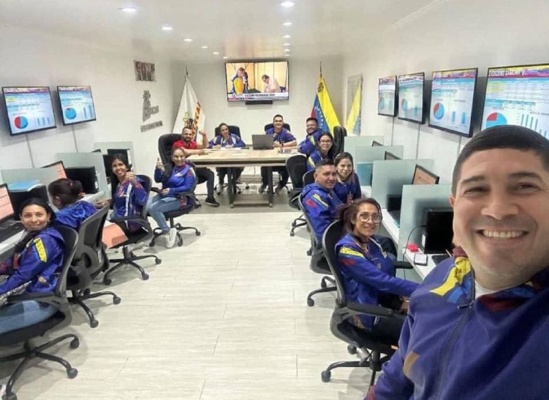 CisneNegro2Q22's tweet photo. Venezuela 

Durante el conteo de los resultados electorales un trabajador del régimen del centro de conteo publicó una foto selfie desde el Centro de Cómputos central, enfocando por un descuido todas las pantallas donde daban una contundente derrota de Nicolás Maduro en muchas estados.