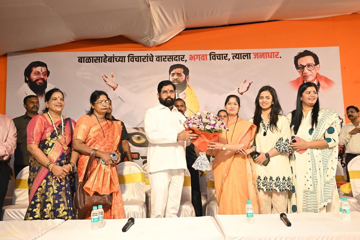 mieknathshinde's tweet photo. माजी पोलीस अधिकारी प्रदीप शर्मा यांच्या पत्नी स्वीकृती प्रदीप शर्मा यांनी आपल्या असंख्य कार्यकर्त्यांसह आज शिवसेनेमध्ये जाहीर प्रवेश केला. यावेळी त्यांच्यासह त्यांच्या मुली अंकिता शर्मा आणि निकिता शर्मा यांनीही शिवसेनेमध्ये प्रवेश केला. यावेळी या सर्वांचे पक्षात स्वागत करून त्यांना भावी वाटचालीसाठी शुभेच्छा दिल्या. 

यावेळी उद्योग मंत्री उदय सामंत, #शिवसेना नेत्या मीनाताई कांबळी, आमदार प्रा.मनीषा कायंदे, शिवसेना प्रवक्त्या सौ.शीतल म्हात्रे तसेच शिवसेना पक्ष पदाधिकारी आणि कार्यकर्ते उपस्थित होते.

#Shivsena #EknathShinde 
@Shivsenaofc @samant_uday @KayandeDr @sheetalmhatre1