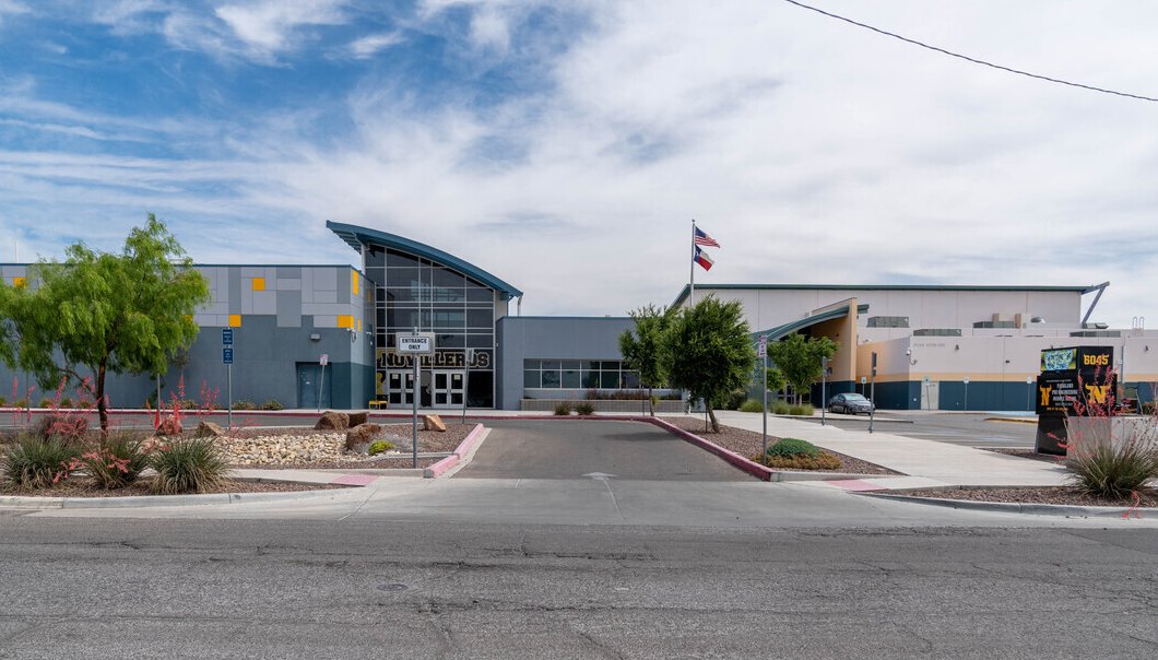 thdz's tweet photo. Started my day off at Dolphin Terrace ES! They were well organized and ready to have a great day and a great year!  @DolphinTerraceE https://t.co/euPHQJOUQX