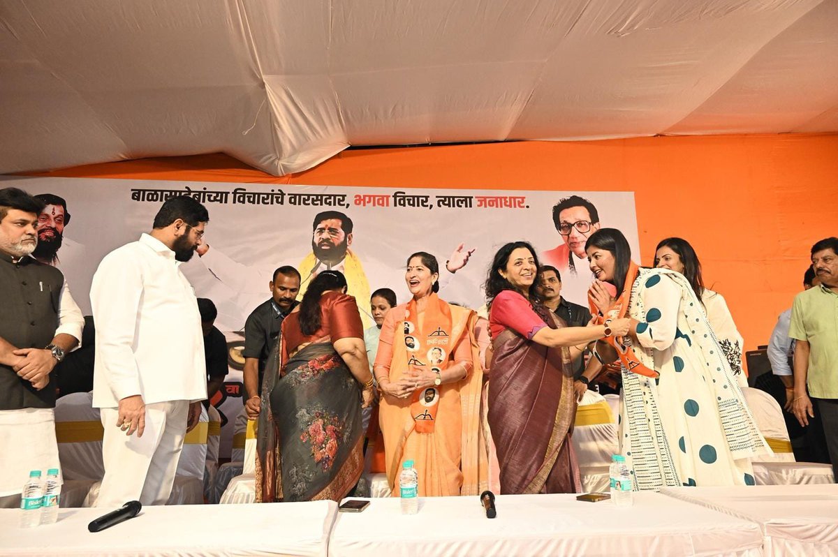 mieknathshinde's tweet photo. माजी पोलीस अधिकारी प्रदीप शर्मा यांच्या पत्नी स्वीकृती प्रदीप शर्मा यांनी आपल्या असंख्य कार्यकर्त्यांसह आज शिवसेनेमध्ये जाहीर प्रवेश केला. यावेळी त्यांच्यासह त्यांच्या मुली अंकिता शर्मा आणि निकिता शर्मा यांनीही शिवसेनेमध्ये प्रवेश केला. यावेळी या सर्वांचे पक्षात स्वागत करून त्यांना भावी वाटचालीसाठी शुभेच्छा दिल्या. 

यावेळी उद्योग मंत्री उदय सामंत, #शिवसेना नेत्या मीनाताई कांबळी, आमदार प्रा.मनीषा कायंदे, शिवसेना प्रवक्त्या सौ.शीतल म्हात्रे तसेच शिवसेना पक्ष पदाधिकारी आणि कार्यकर्ते उपस्थित होते.

#Shivsena #EknathShinde 
@Shivsenaofc @samant_uday @KayandeDr @sheetalmhatre1