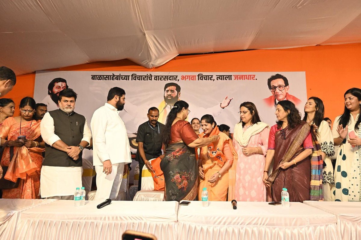 mieknathshinde's tweet photo. माजी पोलीस अधिकारी प्रदीप शर्मा यांच्या पत्नी स्वीकृती प्रदीप शर्मा यांनी आपल्या असंख्य कार्यकर्त्यांसह आज शिवसेनेमध्ये जाहीर प्रवेश केला. यावेळी त्यांच्यासह त्यांच्या मुली अंकिता शर्मा आणि निकिता शर्मा यांनीही शिवसेनेमध्ये प्रवेश केला. यावेळी या सर्वांचे पक्षात स्वागत करून त्यांना भावी वाटचालीसाठी शुभेच्छा दिल्या. 

यावेळी उद्योग मंत्री उदय सामंत, #शिवसेना नेत्या मीनाताई कांबळी, आमदार प्रा.मनीषा कायंदे, शिवसेना प्रवक्त्या सौ.शीतल म्हात्रे तसेच शिवसेना पक्ष पदाधिकारी आणि कार्यकर्ते उपस्थित होते.

#Shivsena #EknathShinde 
@Shivsenaofc @samant_uday @KayandeDr @sheetalmhatre1