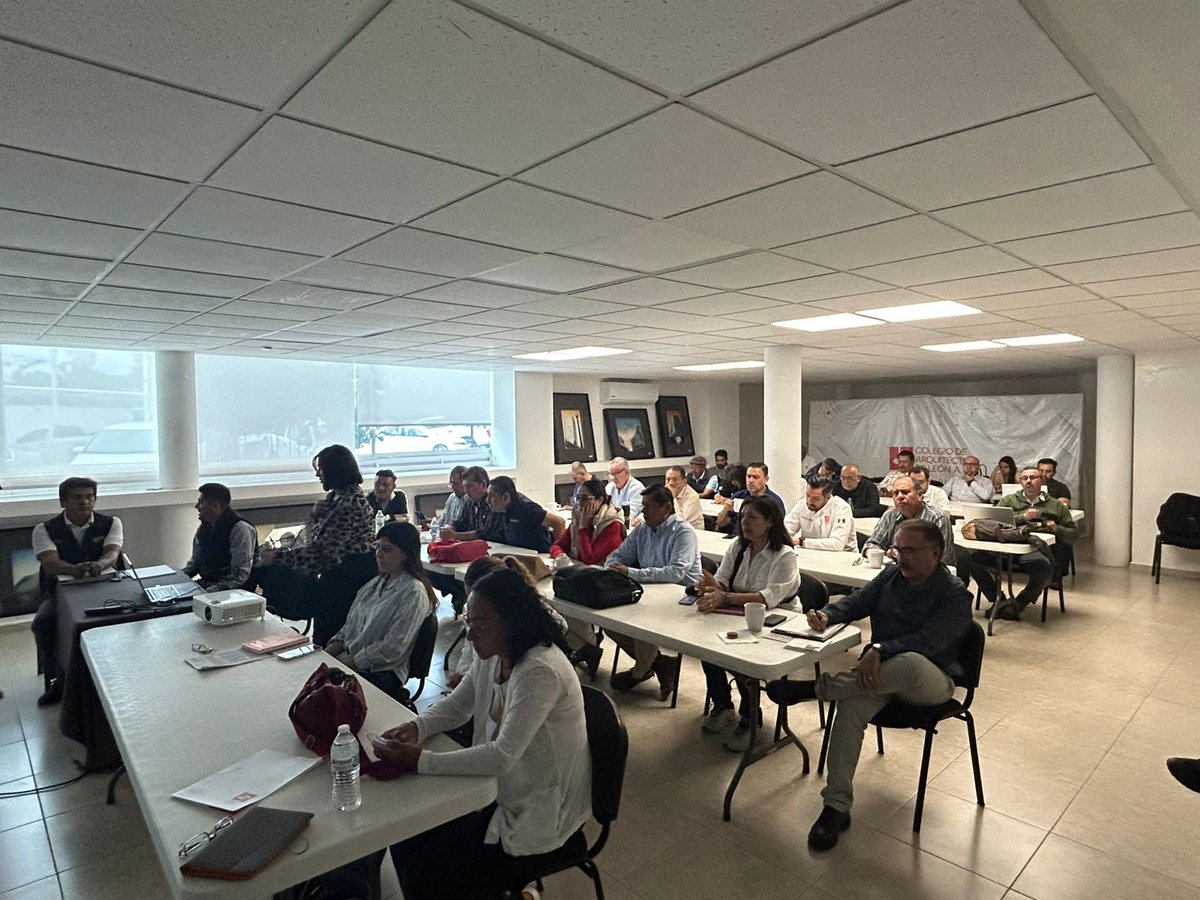 ¡Éxito total en nuestro Taller: Resoluciones de Impacto Ambiental y Vegetación! 
Agradecemos profundamente a todos los colegiados que participaron y al Arquitecto Jorge Alberto Padilla por compartir su vasto conocimiento y experiencia con nosotros.