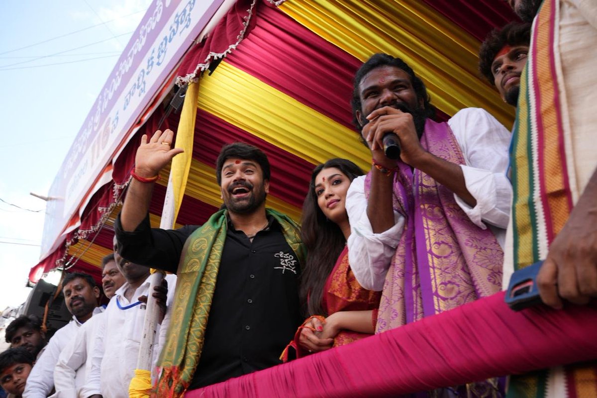 T70mm's tweet photo. Team #ShivamBhaje visited Mahankali temple and seeked blessings ahead of their film’s release.

#ShivamBhaje #ShivamBhajeonAug1st @actorashwin @DiganganaS #ShivamBhajeOnAUG1st #AshwinBabu #DiganganaSuryavanshi https://t.co/wERLhIciGK