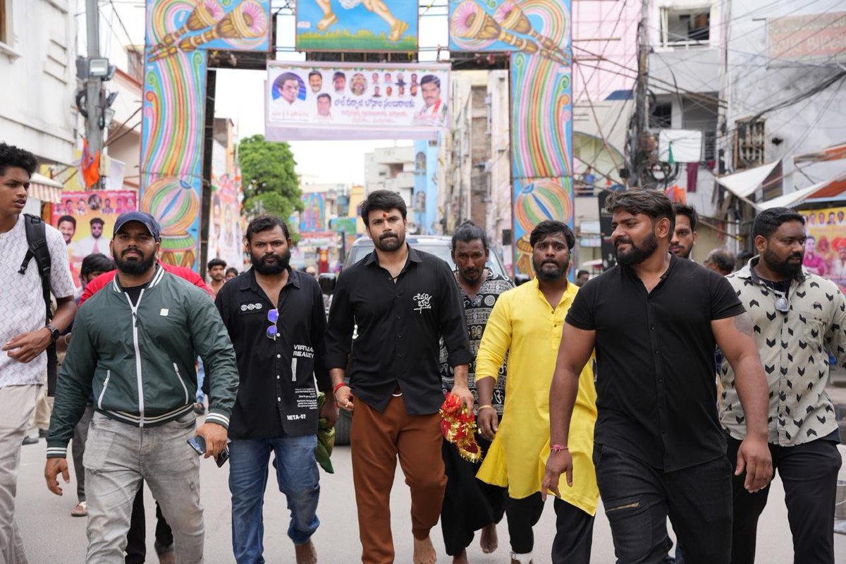 T70mm's tweet photo. Team #ShivamBhaje visited Mahankali temple and seeked blessings ahead of their film’s release.

#ShivamBhaje #ShivamBhajeonAug1st @actorashwin @DiganganaS #ShivamBhajeOnAUG1st #AshwinBabu #DiganganaSuryavanshi https://t.co/wERLhIciGK