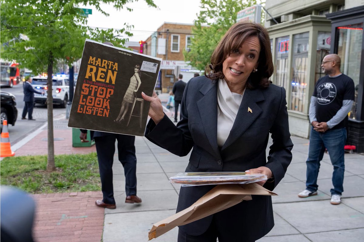 Stop, Look, Listen 😍
#KamalaHarris