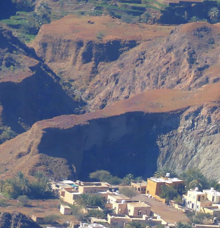 "أَراكَ هَجَرتَني هَجراً طَويلاً
وَما عَوَّدتَني مِن قَبلُ ذاكَ
عَهِدتُكَ لاتُطيقُ الصَبرَ عَنّي 💔
وَتَعصي في وَدادي مَن نَهاك "

- بهاء الدين زهير