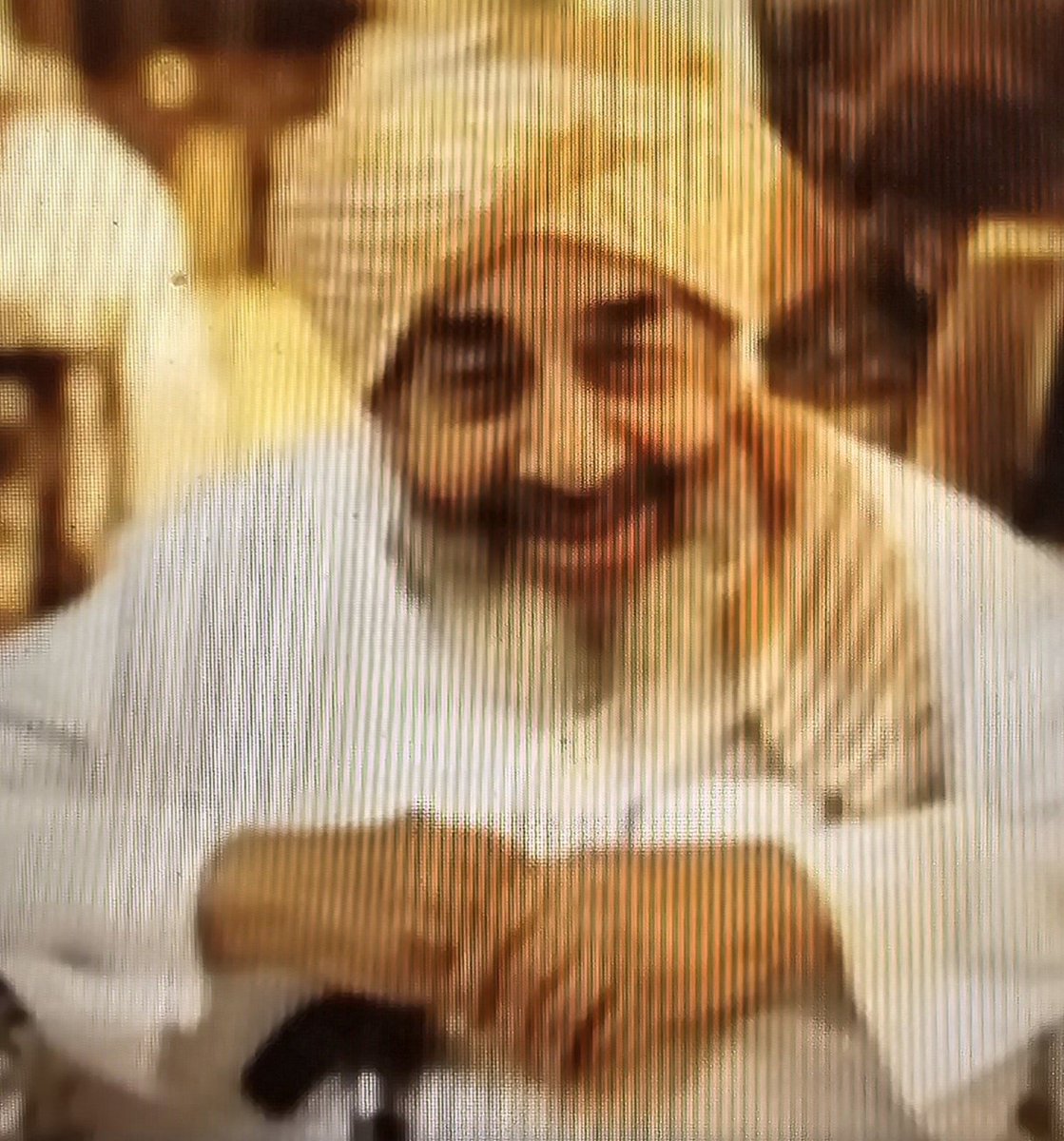 saud_abdulghani's tweet photo. العـم يحـيى بـن حسين حادي رحمه الله, ولد بينبع عام 1355هـ ونـشـأ وترعـرع بـها ثـم انتـقـل للمدينـة المنورة, قال عنه الشريف أنس الكتبي حفظه الله: "يحيى بن حسين بن محمود حادي حجازي ينبـعي ثم مدني, مـن أسرة ينبعية شهيرة بطيب الذكر, ومن هذه الأسرة في تاريخ ينـبـع شخـصيات وأعلام وشعراء بارزيـن, وقد ترجم لهم مؤرخ ينـبـع شيـخـنا أ. عبدالكريم الخطيب رحمه الله في كتاب العمدة الموسوم برجال وأسر ينبع في عصور مختلفة وفصل فيهم وذكر مزارعهـم بعين عجلان وبيتهم الكبير والذي كان يقـع على شـاطئ البحـر والـذي كـان أشبه بالفنـدق لفخامتـه, وكان ينزل به الحجـاج القـادمـون من مصر آنذاك, وقد انتقل من هذه الأسرة إلى المدينة المنورة بعض رجالها الأفـاضل ومنهـم العـم يحـيى والـذي كـان عميـد الأسرة قبل وفاته فقد ودعـت المدينة قبل أيام هذا الرجـل بعـد أن شنـف أسـماع أهـل المدينـة في مسجـد المهاجريـن في مدينـة رسول الله لأكثر من ثلاثيـن عامًا برفعه الآذان, والعم يحيى من مواليد عام 1355هـ, ونـشأ نشأة صالحة, وقـد عرفتـه في العقـد الخامـس مـن عمـره و أنـا في بواكيـر عمـري بلبـاسـه المميـز وقيافـته ووجهه البشوش وروحـه المرحـة, يلـبـس العمامـة الغباني المهندسة باحتراف, تميّز بها في زمن غـاب فيه اللباس التقليـدي القديـم فكـان مـن الذيـن حافظـوا عـلى لبـاسها في المدينـة ضمـن أشخاص معدودي ممن أدركناهم, كان هو أحدهم, وكانت معرفتي به حينما انتقلنا من محلة قبـاء إلى محلة الهجرة, وكان الحي آنذاك من الأحياء الجديدة لـم يكـتـظ بالسكان لقلة الخدمات فيه, ولم يكن بالحي مساجد قـائمة فهي تحـت الإنشـاء, وإن وجدت فهي مصليـات مـن الهناجـر وبـها مكبرات للآذان, ولقلة الحركة بالحي فصـوت الآذان يصل لمسافاتٍ بعيـدة لاسيـما إذاك كـان الصوت شجيًا كصوت العم يحـيى, فحينـما يرفـع صـوت الحـق يتنغـم بالمقـامـات الحجازيـة مـن بين مكي ومدني متحكمًا في طبقات الصوت, فقـد وهبـه الله حـلاوة الصوت وإتقـانـه فذلك فضل الله يؤتيه من يشاء, وبعد اكـتمال بناء المسجـد ظـل الشيـخ يحـيى مـؤذنـا لمسجـد المهاجرين والذي يعد أحد أكبر مساجد المدينة المنورة وهو عامر بذكر الله حتى اليوم, ولم يقتصر دوره رحمه الله على ذلك بل أنه كان يعقد مجلسه بين الصلوات في المسجد يرشد طلاب التحفيظ بكلماتٍ جميلة ويوجههم, ويجـمـع بعــض أعيان الحي لحل القضايا واصلاح ذات البين, فالرجل كان محبوبًا وصاحب كلمة مسموعة لدى الناس بأسلوبه الليـن وسمـو أخلاقـه, ولي قصة مـع العـم يحـيى فقـد كنـت أعجب بلباسه التقليدي, ففي يوم ذهب والدي إلى مكة المكرمة حيث موطن الأسرة الأصيل, فأوصيته وطلبت منه أن يحضر لي عمامة غبـاني, وبالفعـل عـاد الوالد من مكة وفي جعبته العمامة التي طلبتها, وقال لي: أحضرتها لك من سوق اللبل الشهير بجوار الحرم, وفرحت بها ولم أكن أعرف كيف تلبس, فذهبت بها بين صلاتي المغرب والعشاء إلى مسجـد المهاجـريـن حيـث العم الوقور يحيى أحملها في يدي, فعنـدما أقبلـت عليـه ضحـك وهي عادتـه مـن البشاشـة فوضعتها بين يديه, وطلبت منه أن يعلمني لباسها, فعندما مسك بـها قـال لي: أنه شال غباني أصلي لا يباع إلا بسوق الليـل بمكة, فقلت آنذاك لا يُفتى ومالك في المدينـة وأهـل مكـة أدرى بشعـابها, فمسـك بـها باحترافيـتـه وألبـسـني إياها وهو فرح ومُبتسم وعـلمني كيـف أرتـديها, ولازالـت لـدي حتى اليوم وما الحياة إلا مواقف وذكريات, ولم يزل العم يحيـى مـن بيـن البيـت والمسجـد حتى تقـدم به العمـر وتأخرت صحته فلا يقوى على الخروج من البيت كثيرًا, فسبحان الذي خلقنا من ضعفٍ ثم جعل مـن بعـد الضعـف قوة ثـم جعـل مـن بعـد قوة ضعفـًا وشيبة, وحينما أتى أمر الله أدركته المنية يوم الأربعاء 1 جمادى الثانيـة من عام 1440هـ رحمه الله وأسكنه الفسيح من الجنان وجعله من الضاحكين المستبشرين في عليي" (الصورة من السيدة مها بنت محمد حادي, والنبذة من الشريف أنس الكتبي حفظهما الله).