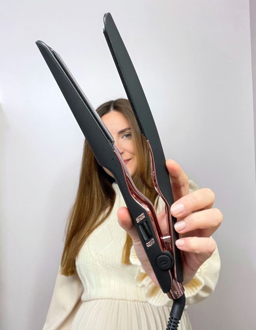 fhiheat's tweet photo. Looking for a little heat in your life? The Curve Pro Styling Iron delivers smooth results with all the right curves 🔥 https://t.co/SavF0kivFf
