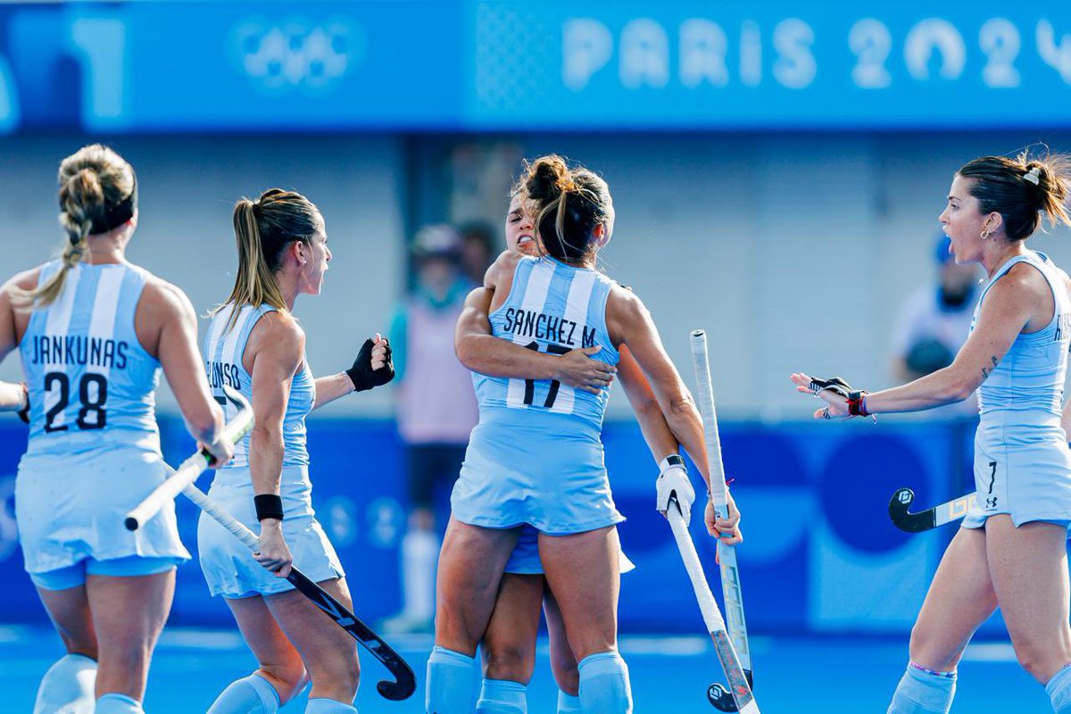 PrensaCOA's tweet photo. #Hockey🏑 ¡Las Leonas consiguieron su segunda victoria en París 2024! 💪

Le ganaron a Sudáfrica por 4-2, con goles de Agustina Gorzelany (3) y Julieta Jankunas.

#EquipoARG 🇦🇷#ArgentinaEnParís2024 https://t.co/LVQTcpsNRl