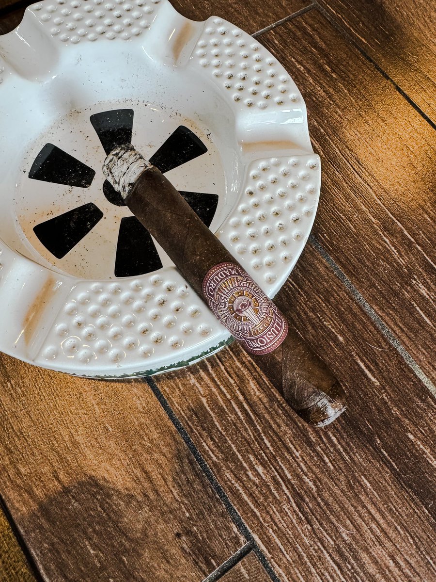 stogiedad's tweet photo. Monday afternoon with a killer #smoke…@illusionecigars #OriginalDocuments Maduro. Still the same banger they have always been…#nowsmoking #CigarLife #BOTL #cigars https://t.co/7NoRVxMlKl
