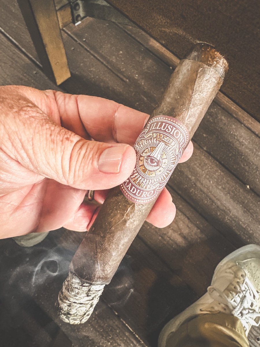stogiedad's tweet photo. Monday afternoon with a killer #smoke…@illusionecigars #OriginalDocuments Maduro. Still the same banger they have always been…#nowsmoking #CigarLife #BOTL #cigars https://t.co/7NoRVxMlKl
