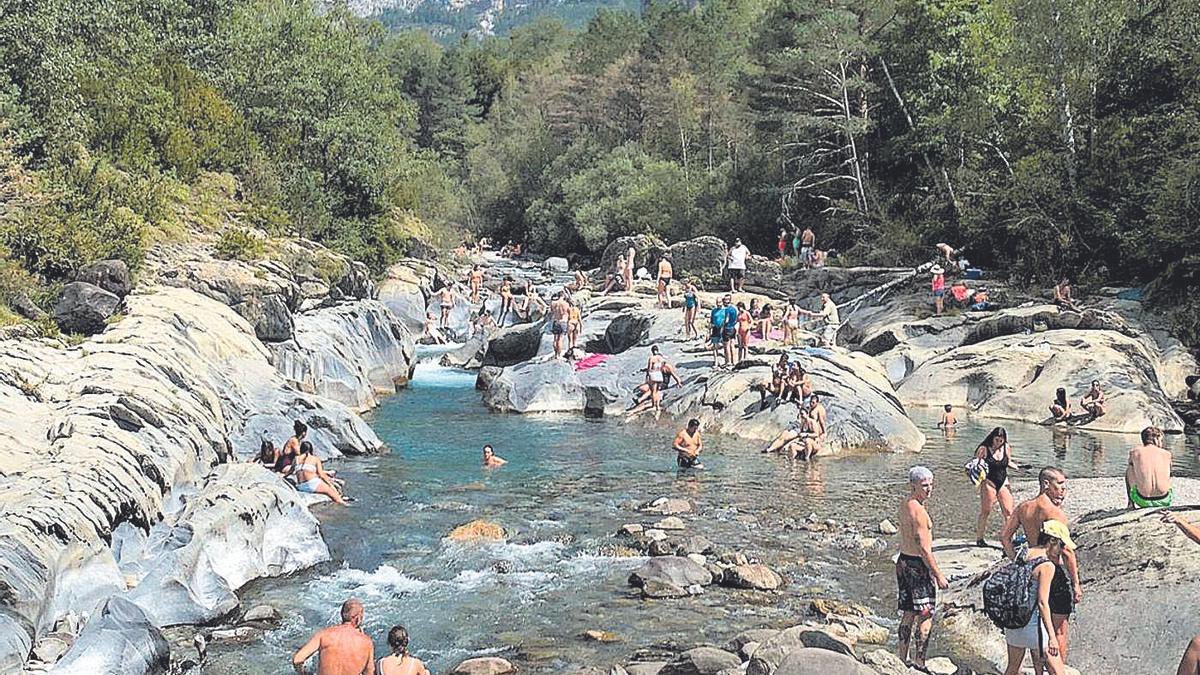 _alexrodrigo_'s tweet image. En mi pueblo había una poza bastante tranquila a la que acudía la gente local en verano (no hay piscina municipal en el municipio).
Desde hace varios años se ha viralizado entre turistas, hasta masificarse y convertirse en un vertedero.
Ya nadie del pueblo viene.
#UnaDeTantas