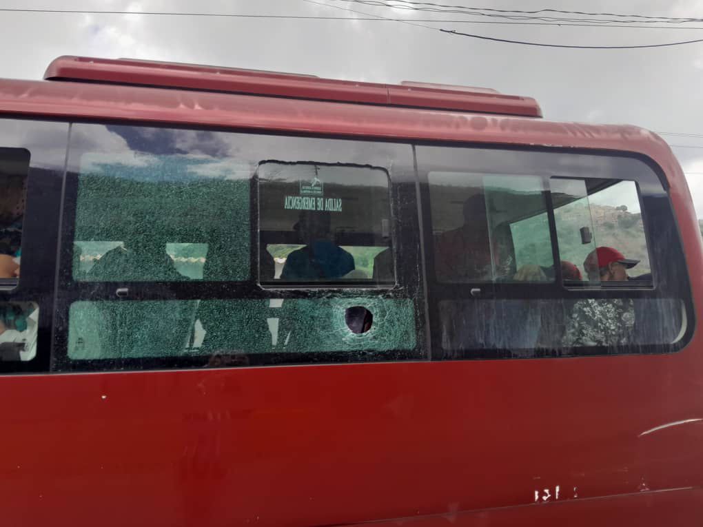 ipostelrandina's tweet photo. @TransporteGobVe
#URGENTE 🚨| La #GMTVzla rechaza todos los actos de violencia contra los bienes de la nación y que intenten vulnerar la integridad física de los funcionarios de nuestros entes adscritos. https://t.co/93yJTxH0eH https://t.co/jw7s90AWMH