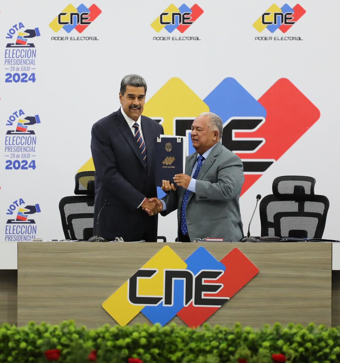 #29Jul | La foto del día: Acto de Proclamación de Nicolás Maduro Moros como Presidente Electo de la República Bolivariana de Venezuela para el período 2025-2031.

 #GanóLaPazYLaEsperanza <a href="/ConCiliaFlores/">Cilia Flores</a> <a href="/NicolasMaduro/">Nicolás Maduro</a> <a href="/cneesvzla/">cneesvenezuela</a>