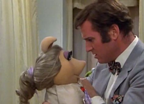 imjaredlookout's tweet photo. @Srirachachau This is why Charles Grodin is the greatest actor of his generation. Nobody can tell me he didn't really want to fuck Miss Piggy https://t.co/S7jVQthpXO