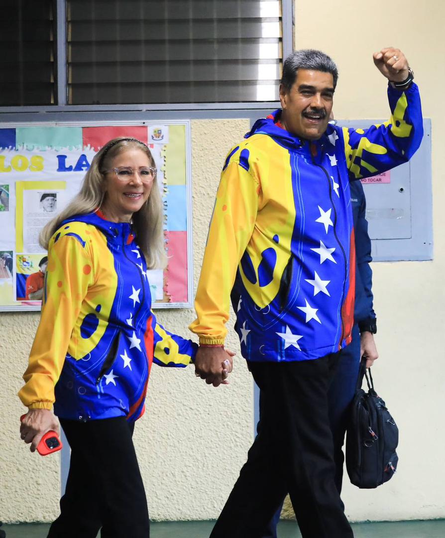 Ya votamos, adivinan por quién? Les doy una pista 🐓 pinto. Por la Paz.
<a href="/_LaAvanzadora/">Yelitze Santaella</a>
<a href="/cnaeoficial/">cnaeoficial</a>
@MPPEDUCACION