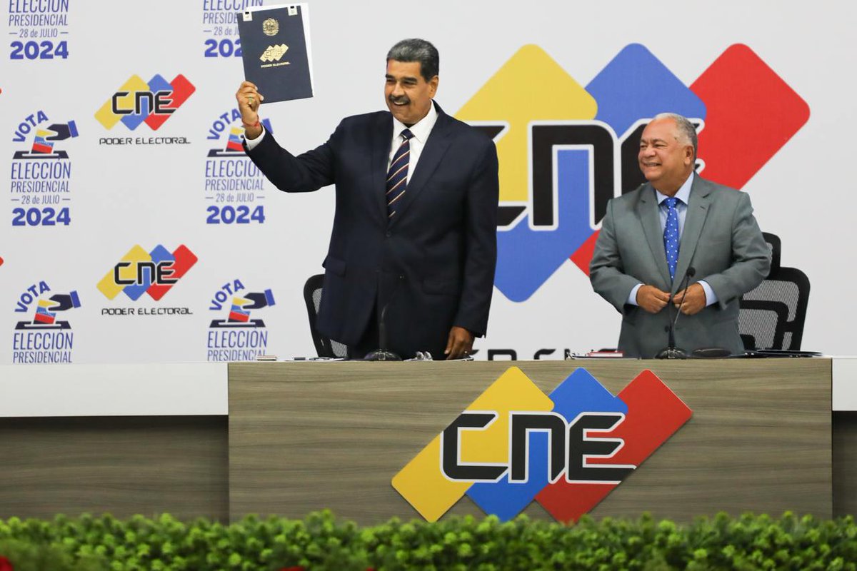 #DeInterés📰Al recibir credencial del Consejo Nacional Electoral que lo avala como presidente constitucional de la República Bolivariana de Venezuela, <a href="/NicolasMaduro/">Nicolás Maduro</a> manifestó que la asume con humildad, porque es un obrero, razón “por la que no me perdonan los apellidos ni el