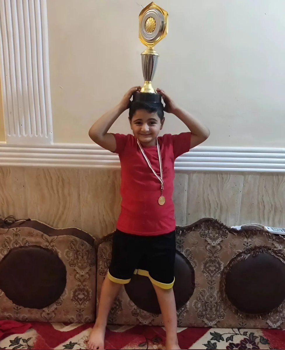 goddessvera443's tweet photo. باورم نمیشه که ذوق و شوق کودکی تورو کشتن و کاری کردن که جسم بی‌جونت رو با یخ یه شب تا صبح نگه دارن که مبادا بدزدنت... #کیان_پیرفلک https://t.co/unByXFaCC9