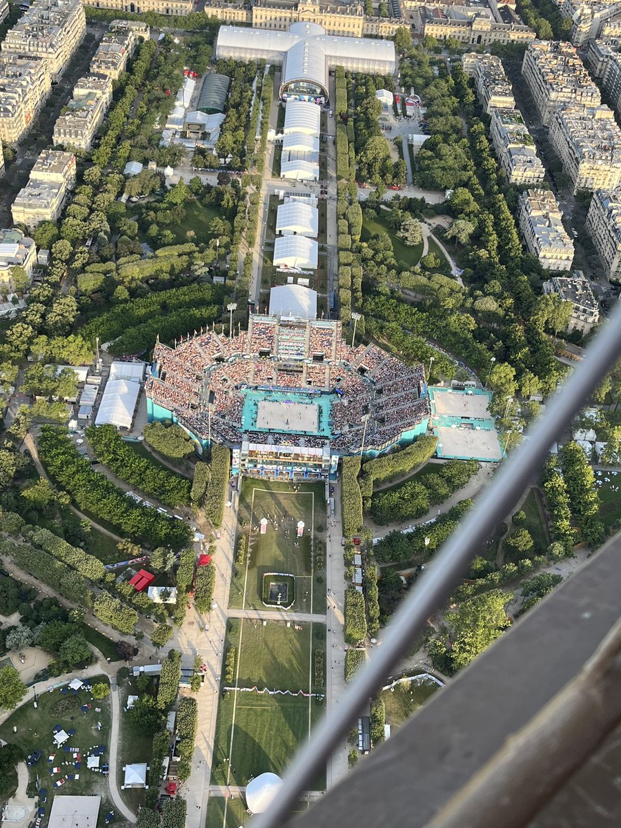 ln7___'s tweet image. Je sais pas ce que fait l’arbitre mais la balle est clairement faute sur l’action