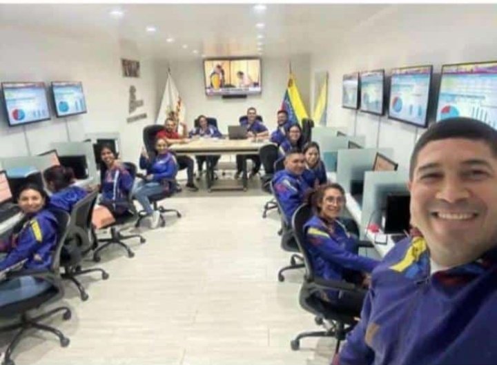 Chiky1128's tweet photo. @NicolasMaduro Todo está muy claro por mas que bajen la foto de redes sociales ya toda Venezuela la tiene acepta la derrota https://t.co/13997HTmUI