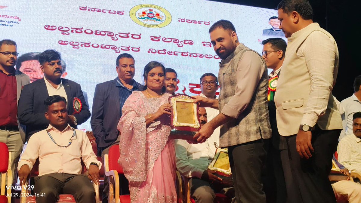 2023-24ನೇ ಸಾಲಿನ SSLC 100%ಫಲಿತಾಂಶ ಸಾಧಿಸಿದ ಪ್ರಯುಕ್ತ ಮಾನ್ಯ ನಿರ್ದೇಶಕರು ಅಲ್ಪಸಂಖ್ಯಾತರ ನಿರ್ದೇಶನಾಲಯ ಬೆಂಗಳೂರು ರವರು ಸನ್ಮಾನಿಸಿದ ಅವಿಸ್ಮರಣೀಯ ಕ್ಷಣಗಳು. ಧನ್ಯವಾದಗಳು ಸರ್