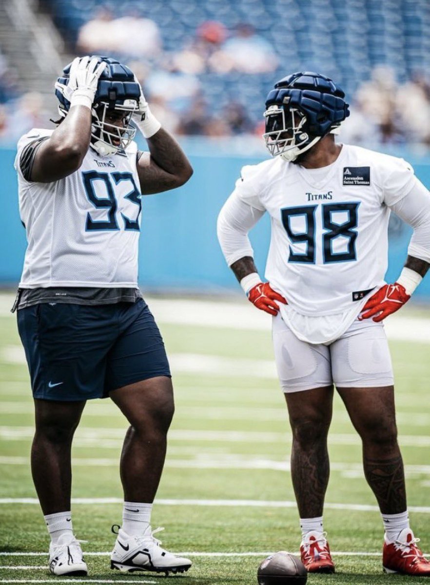 RGIII's tweet image. T'Vondre Sweat is SOOO BIG he makes all 6’4 305 lbs of Jeffery Simmons look small.

That’s a SUPERSIZED MCTHICCEMS that runs a 5.27 Forty at 370 lbs.

Dear lord Baby Jesus, we have to pray for any QB who gets hit by him.