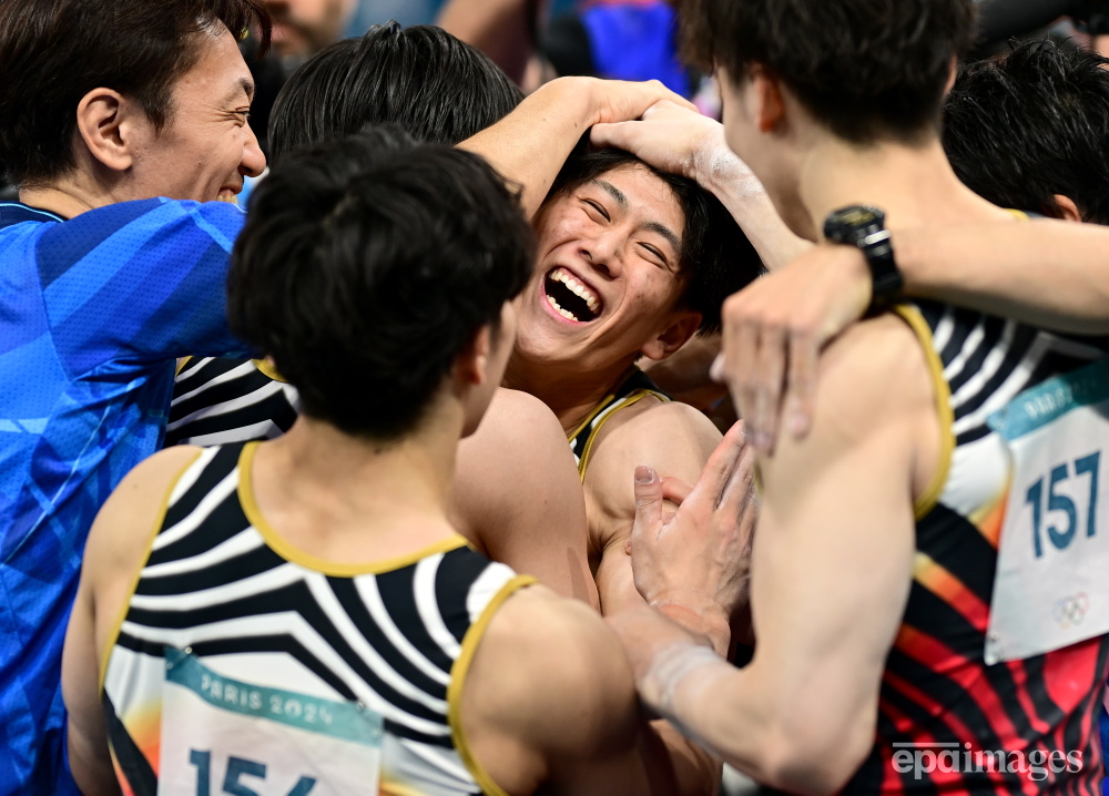 Daiki Hashimoto (C) and teammates of Japan celebrate after winning the Men Team final of the Artistic Gymnastics in the Paris 2024 Olympic Games, at the Bercy Arena in Paris, France, 29 July 2024.  
📷 EPA / Christian Bruna

#epaimages #Olympics #Paris2024 #gymnastics