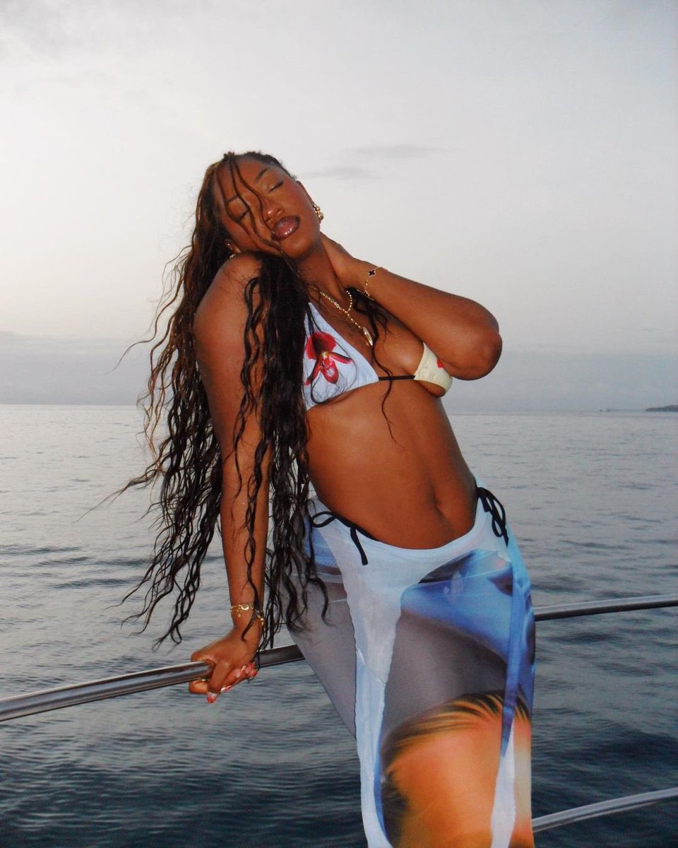 temsszn's tweet image. delicately dangerous 😮‍💨✨