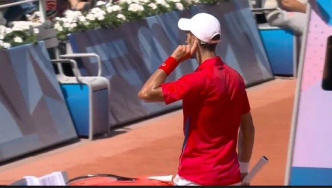 _Zuribai_'s tweet photo. Una cosa es ser un muy buen jugador, incluso de los mejores, y otra es ser buen deportista. Aquí un ejemplo @DjokerNole #JuegosOlimpicos #Paris2024 https://t.co/wgFg9PPoWG