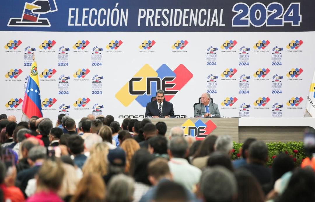 Junto a nuestros hermanos Gobernadores y compañeros de lucha, nos encontramos acompañando a <a href="/NicolasMaduro/">Nicolás Maduro</a> en su acreditación ante el CNE como Presidente reelecto de la República Bolivariana de Venezuela para el período 2025 - 2031. ¡Ya ganó mi Gallo Nico!