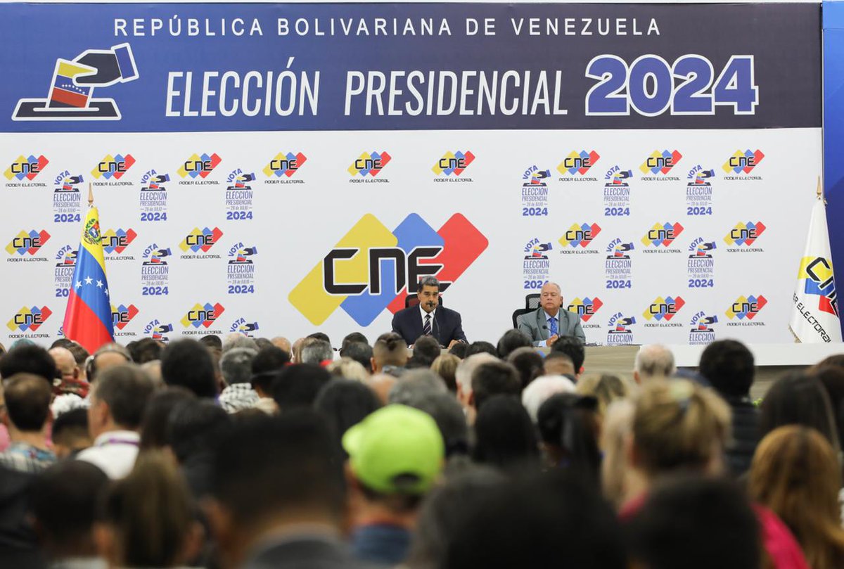 #DeInterés📰En un especial saludo, el jefe de Estado <a href="/NicolasMaduro/">Nicolás Maduro</a> denunció que los más de 900 acompañantes internacionales, para la cita electoral en Venezuela, fueron invisibilizados por las redes sociales dominantes y hegemonizadas por el imperio.

“A ustedes, mi saludo