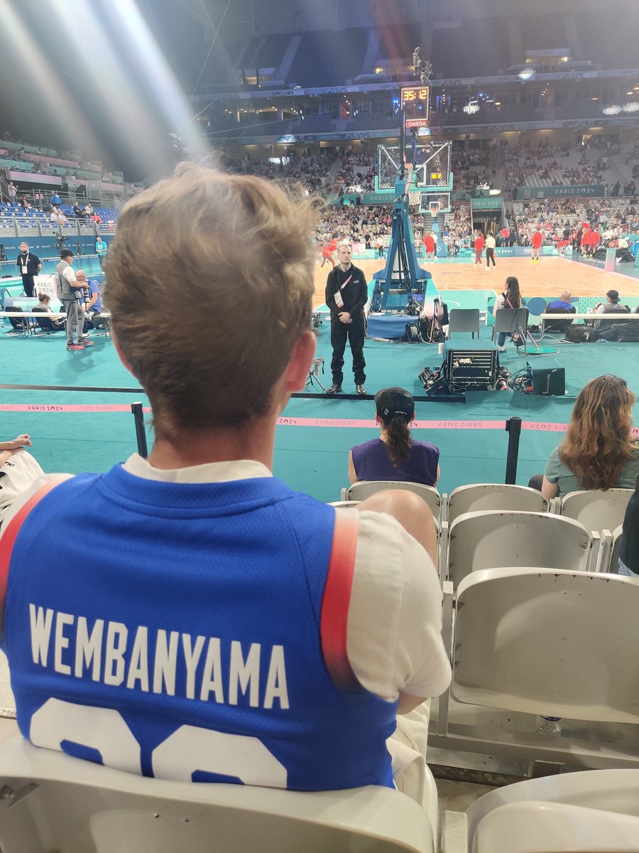 Tim0106's tweet image. Altijd lastig als er zo een lange voor u komt zitten 🫣