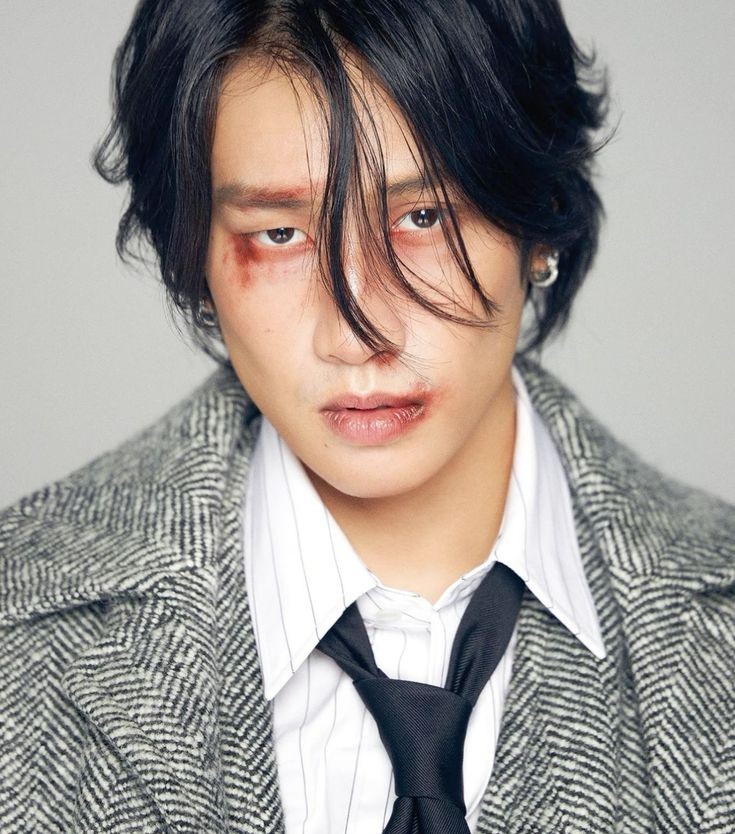 I can't stop this feeling
I keep falling
I only have this excruciating nightmare
But you are my only dream, love or die
I want you to heal me
My heart is still bleeding
I'm sure this night will come to an еnd as well
But I can't open my eyеs without you, love or die