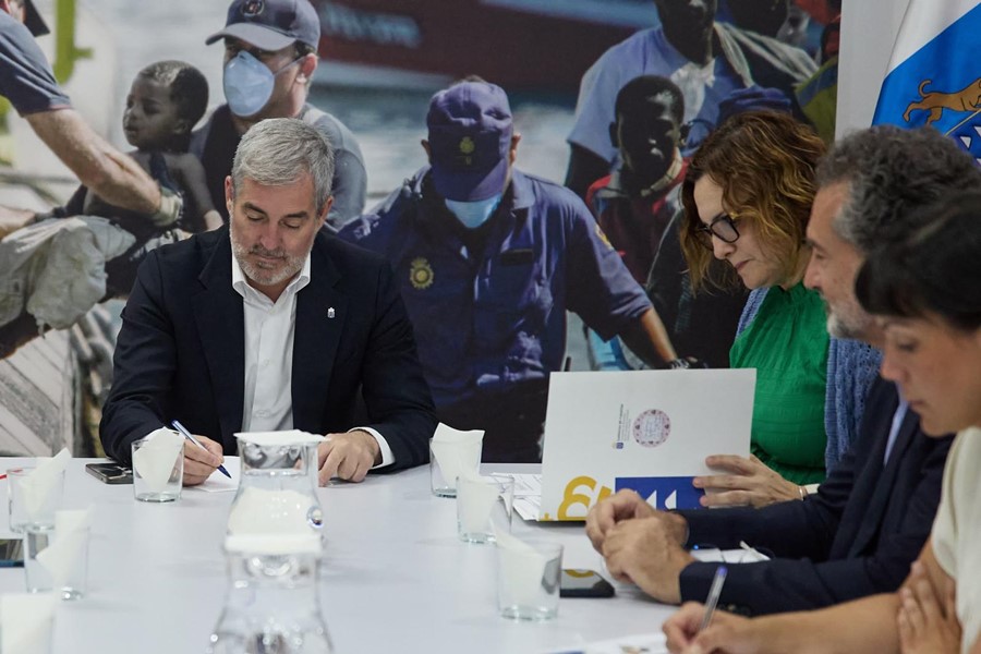 elapuron's tweet photo. Clavijo dice que el Gobierno de Canarias trabajará en agosto para conseguir un decreto ley para la acogida de menores. https://t.co/8W5tw9ppk9

#Clavijo #decretoley #acogidamenores #LaPalma #Canarias https://t.co/TV5s8HG3S7