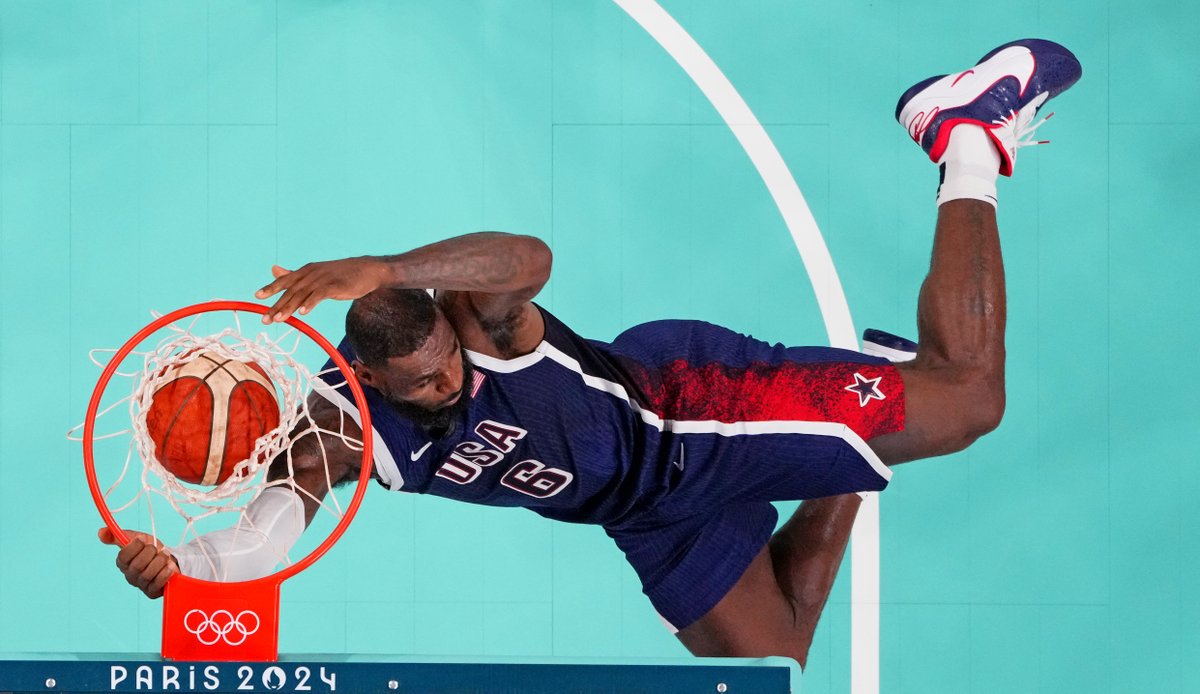 Lakers's tweet photo. This angle of LeBron's dunk 🤯🤯 https://t.co/C7rafCXxX6