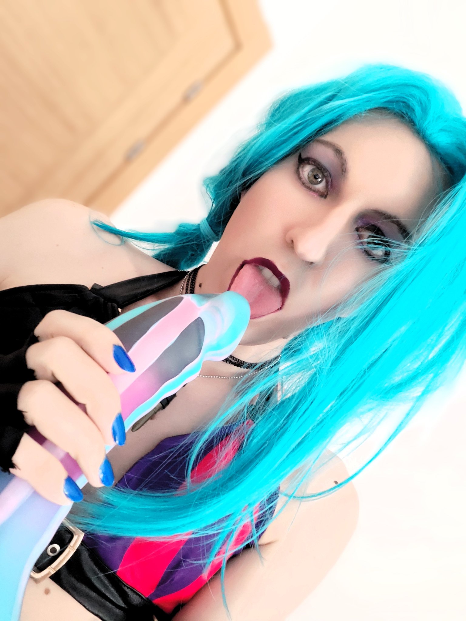 1 pic. I've got my custom Daybreak dildo from @GroveFantasy so I have to match it with a Jinx cosplay. I couldn't take it all this time, but it was an awesome experience, I ended up sweaty. Check this model on https://t.co/g3yQKDtvCH Video available soon! https://t.co/CPo3blElm2