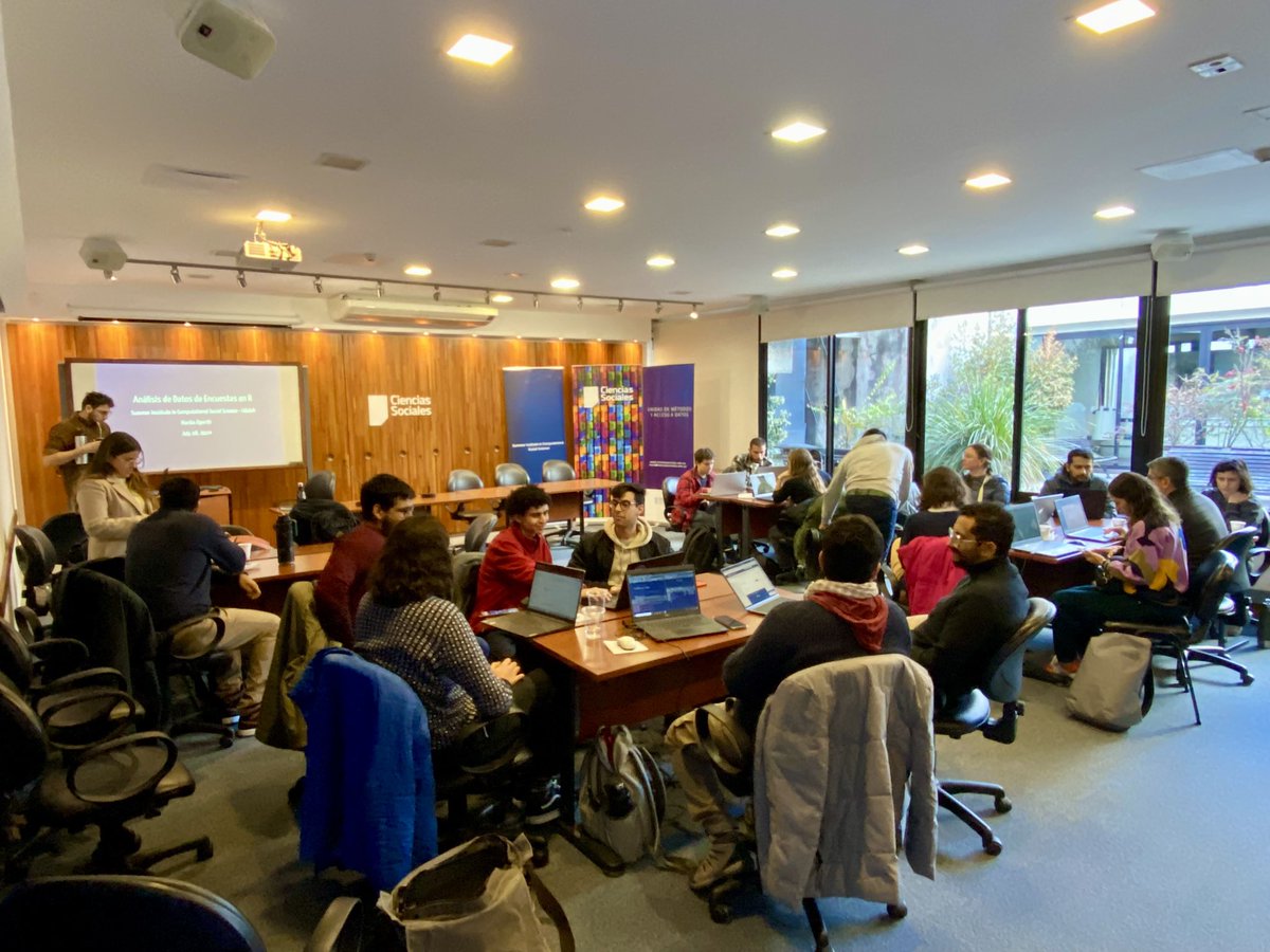 elinagomezb's tweet image. 🧑🏻‍💻 Extrañábamos a @MartinOpertti en @umad_fcs y lo trajimos un rato de 🇺🇸para que nos cuente su línea de investigación sobre polarización, cámaras de eco en redes sociales y cómo se da esto en Uruguay (2021/22). 
También, un taller de análisis de polarización en Op. Pública en R