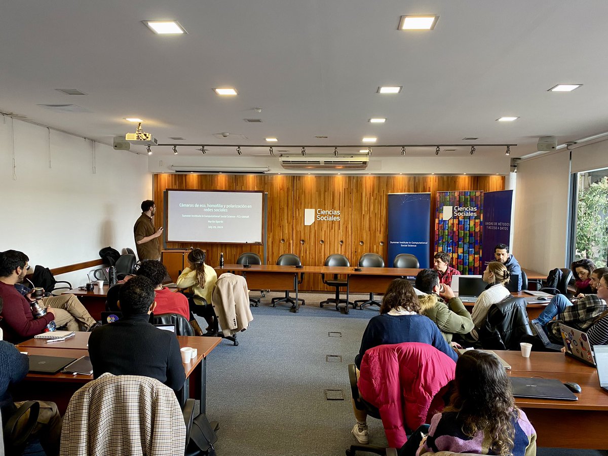 elinagomezb's tweet image. 🧑🏻‍💻 Extrañábamos a @MartinOpertti en @umad_fcs y lo trajimos un rato de 🇺🇸para que nos cuente su línea de investigación sobre polarización, cámaras de eco en redes sociales y cómo se da esto en Uruguay (2021/22). 
También, un taller de análisis de polarización en Op. Pública en R