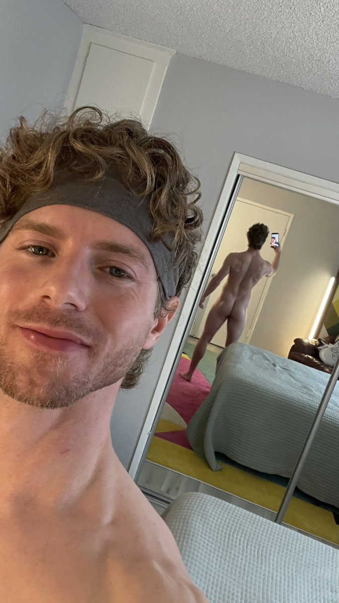 Smartmaxxx's tweet photo. @Jayo1987 My bedroom mirror better idk https://t.co/61FrVB3Req