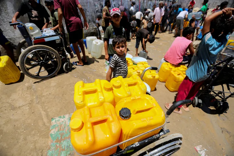 AJEnglish's tweet photo. Referring to Israel’s attack on a drinking water reservoir for Palestinians in Gaza's Rafah, the UN says, under international law, it is “strictly prohibited” to attack infrastructure essential to the survival of the civilian population.

🔴 LIVE updates: https://t.co/hiW4pR3uGu https://t.co/yOcWPHlpzQ