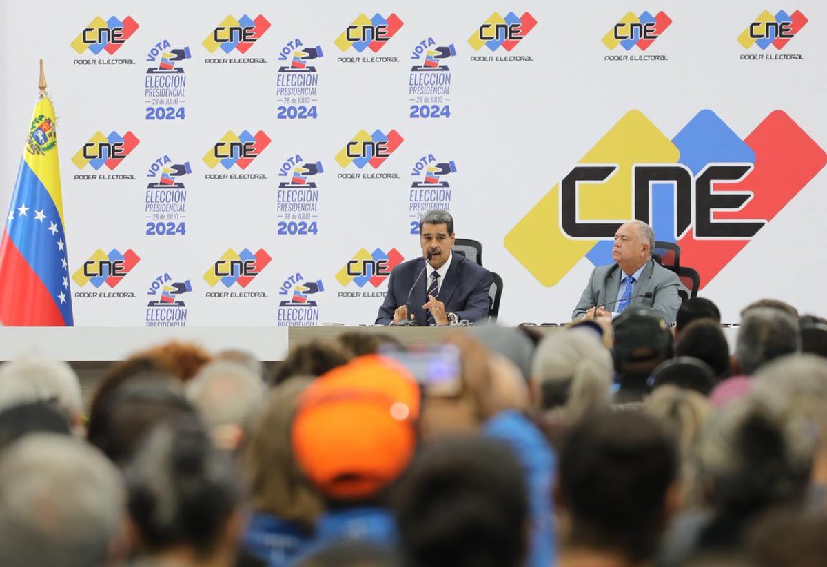 #DeInterés📰Las Fuerzas políticas, sociales y culturales que integran al Gran Polo Patriótico Simón Bolívar (GPPSB) han sabido identificar e interpretar los cambios que el país va experimentando, valoró el presidente <a href="/NicolasMaduro/">Nicolás Maduro</a>, en el acto de proclamación que tuvo lugar en el