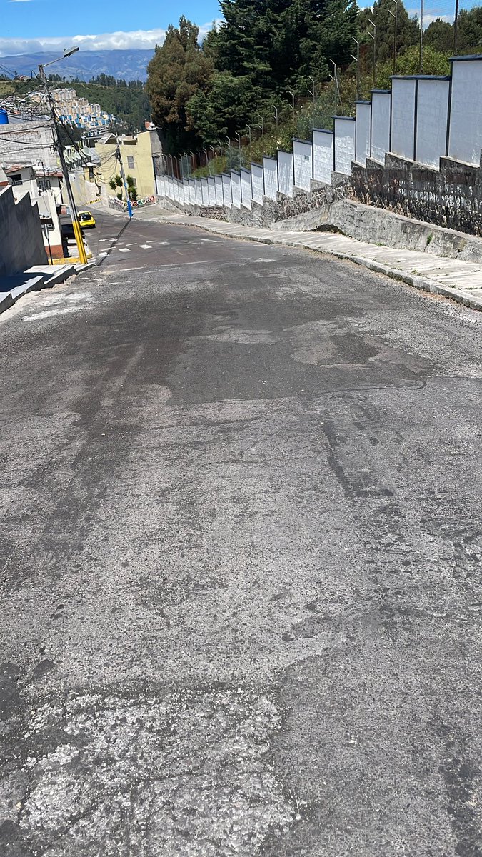 Hasta cuando vamos a tener un servicio de bachado deficiente, pésimo la Calle Javier Loyola en el tramo de Monjas Alto hasta la Simón Bolívar no ha tenido una intervención por años, hasta cuando <a href="/pabelml/">Pabel Muñoz L.</a> hasta cuando <a href="/ObrasQuito/">Obras Quito</a> @Teleamazonas24H <a href="/EcuavisaInforma/">Ecuavisa Noticias</a> <a href="/24enlacomunidad/">24enlacomunidad</a>