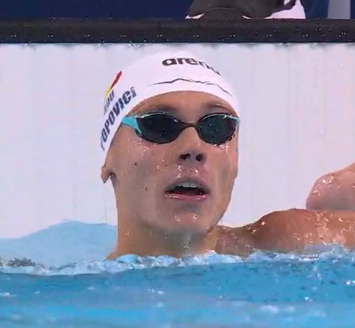 ButtstrokeSwim's tweet photo. 🇷🇴 ROMANIA STAND UP 🇷🇴

David Popovici of Romania JUST touches out Matt Richards &amp; Luke Hobson to claim the Olympic Gold medal in the Men's 200m Freestyle in a time of 1:44.72 😤

WHAT. A. FINISH. 🤯⏱️

#Olympics 
#Swimming https://t.co/fQeDGnXrnP