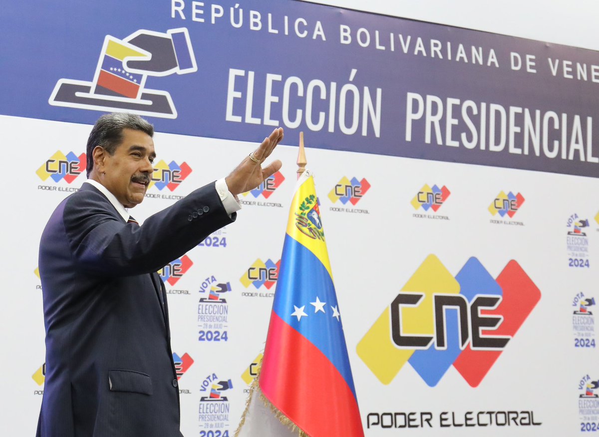 ¡Triunfó la paz, el amor y la democracia! Y hoy, como está contemplado en la Constitución, el Pdte. de la República, <a href="/NicolasMaduro/">Nicolás Maduro</a>, ha sido Proclamado y Adjudicado ante el <a href="/cneesvzla/">cneesvenezuela</a> para el periodo 2025-2031.
¡La voluntad del pueblo siempre triunfará ante el odio y el fascismo!