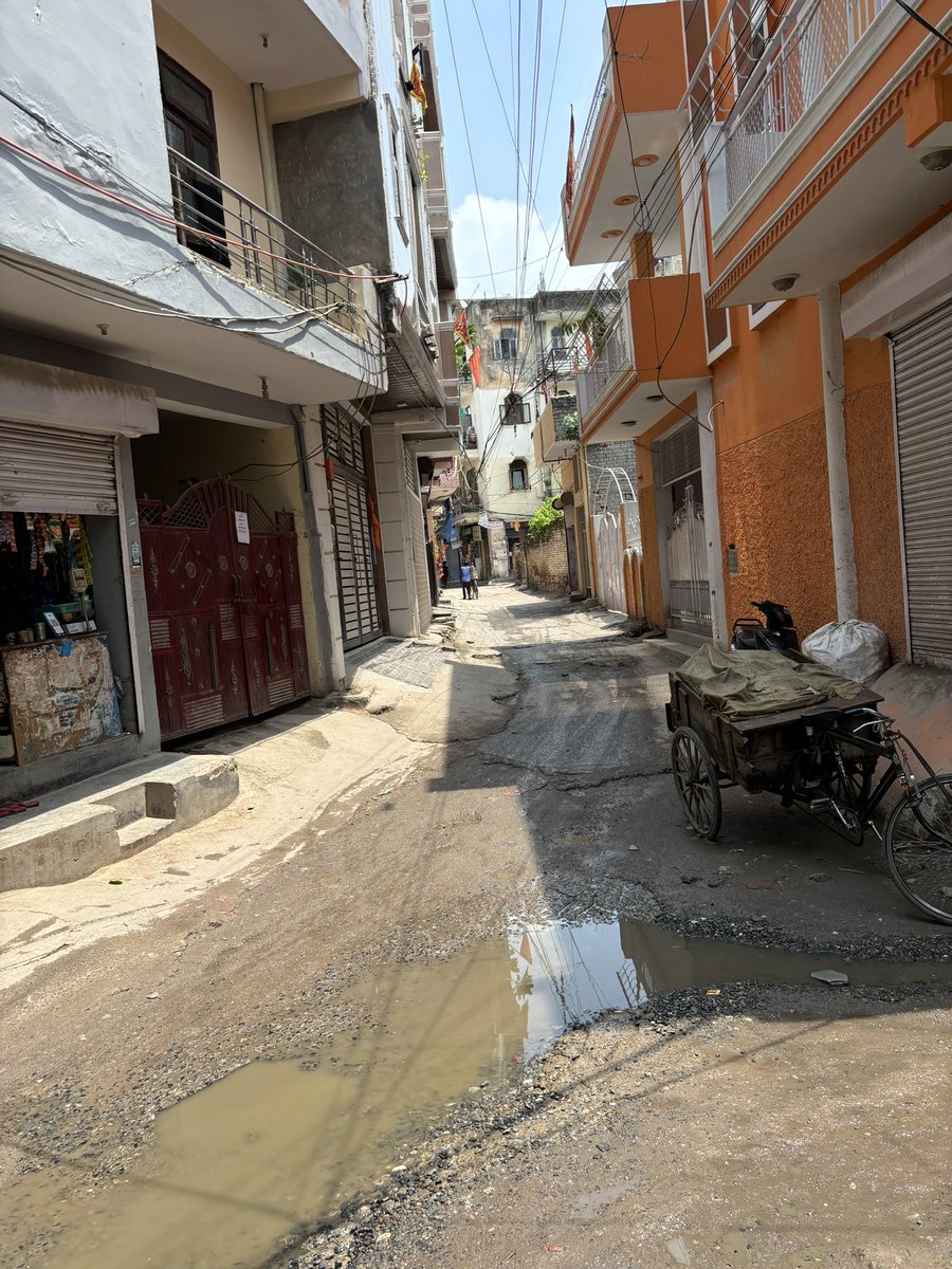 maheep33's tweet photo. Poor road condition, no supply of water and poor sewage defines the current Govt. State of Mehrauli village Kishangarh-bhuiya chowk road no assistance from any department of Govt. @DelhiJalBoard @AAPDelhi @AtishiAAP @ArvindKejriwal @BJP4India @Saurabh_MLAgk https://t.co/Wvnr2If1ay